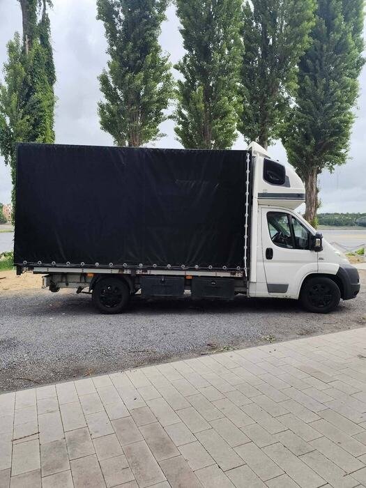 Bus dostawczy PS Transport i Przeprowadzki Toruń na tle Wisły